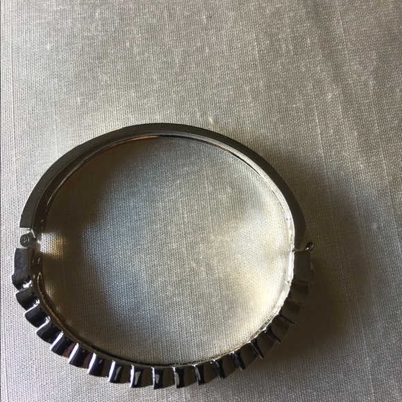 NWOT Rhinestone Clasp Bracelet - Picture 4 of 5